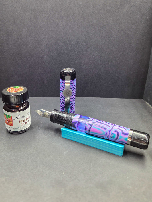 B46 - König - Violet Tendencies Crazy Fiber - Piston FIller (Black accents)