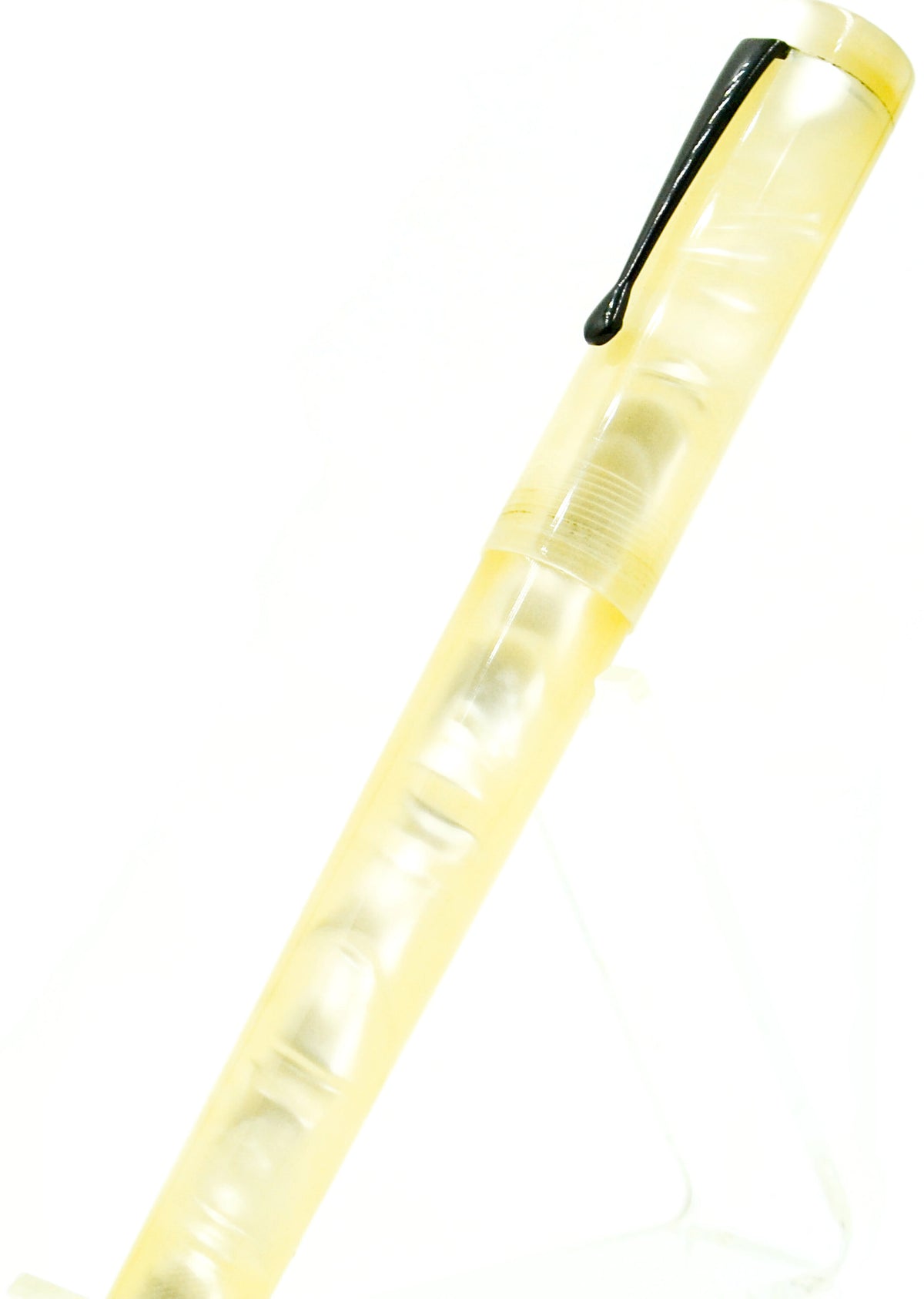 B36 - Evancio White Italian Acrylic w/ Black clip (220493)